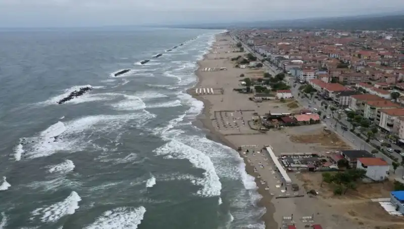 Sakarya'nın İki İlçesinde Plajlar Kapatıldı: Denize Girmek Yasaklandı!