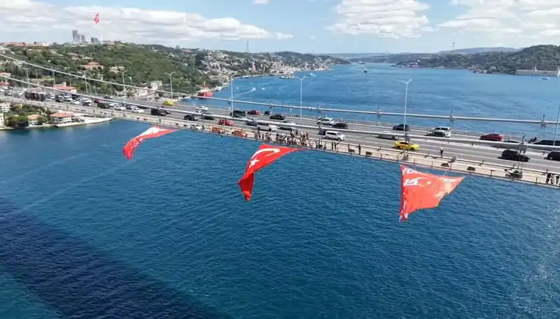 Türkiye'nin İhtişamı: Köprüye Dev Türk Bayrağı Asıldı