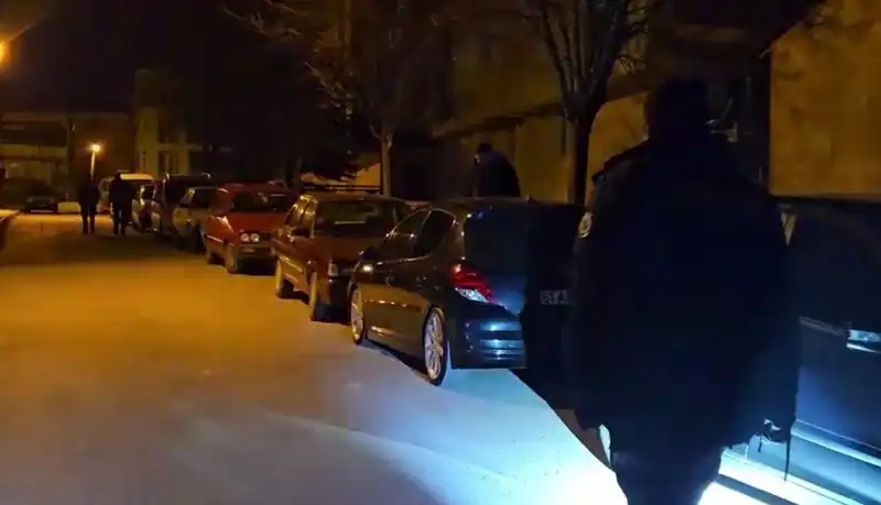 Park Halindeki Araçları Çizen Hırsızlar Kaçışlarıyla Şaşırttı!
