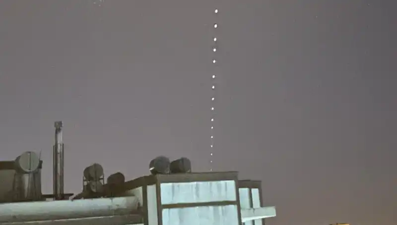 Adana'da Gece gökyüzünde Starlink Dalgası İzleyenleri Büyüledi