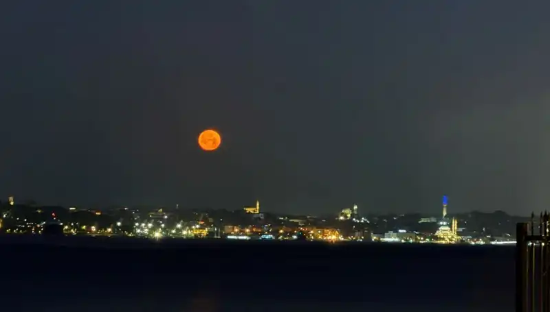 Çilek Dolunayı İstanbul’un Gökyüzünü Alev Alev Aydınlattı!