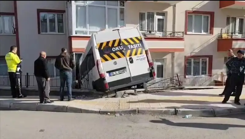 Okul Servisi Balkona Girdi: İki Öğrenci Yaralandı, Olayın Perde Arkası Nedir?