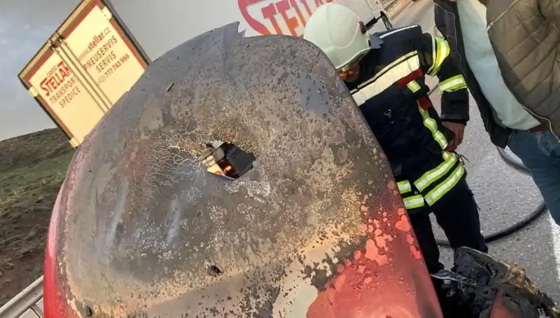 Seyir Halindeki Otomobil Alev Alev Yandı, Sürücü Son Anda Kurtuldu