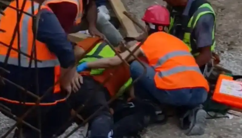 Adana'da İnşaat Kazası: İki İşçi Yaralandı, Hayati Tehlike Söz Konusu