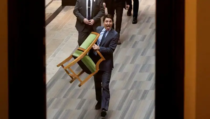 Trudeau Sandalyeyle Giderken Halkı Şok Etti: Son Çalım mı?
