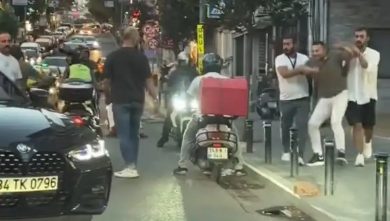 Nişantaşı'nda Yol Verme Kavgası: Sopalı Kadın Saldırısı Sosyal Medyayı Salladı