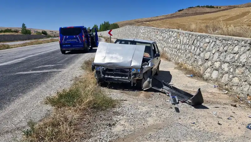 Kontrolden Çıkan Otomobilin Duvara Çarpması: İki Yaralı Vatandaş!