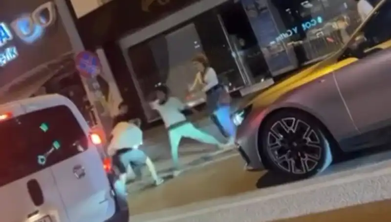 Cadde Boks Ringine Dönüştü: Yumruklar Hızla Havada Uçuştu!