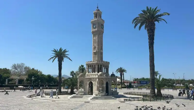 İzmir’de Sıcak Hava Dalgası: Meydanlar Boş Kaldı ve Vatandaşlar Kaçıyor!