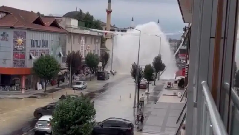 İçme Suyu Hattı Patladı: Şehir Merkezinde Su Kontrolsüz Yükseldi
