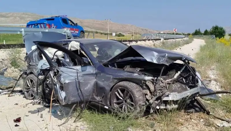 Sivas'ta İki Ayrı Trafik Kazasında 9 Kişi Yaralandı: Detaylar Ortaya Çıktı