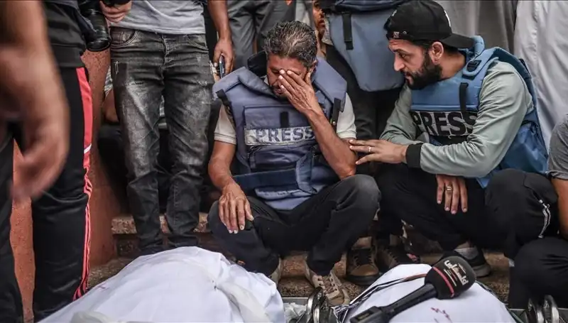 Gazze'deki Gazetecilerin Soykırım Eylemi: Dünyayı Sarsan Görüntüler