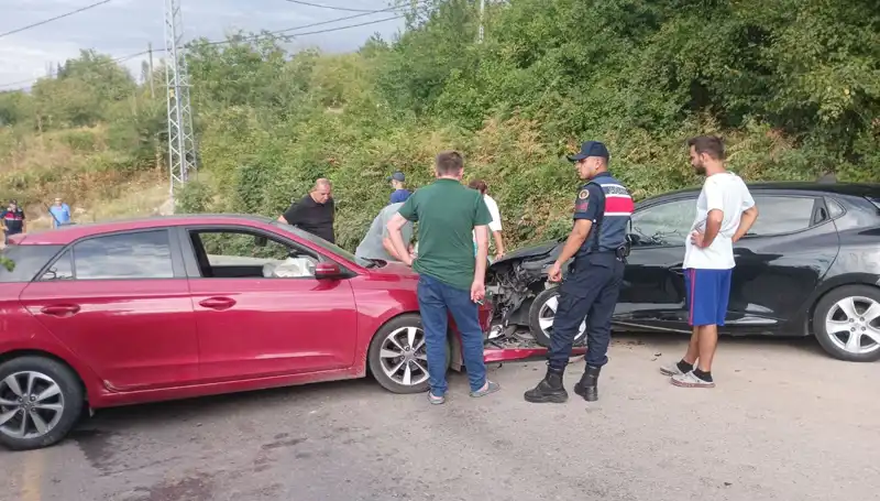 Karamürsel'de Feci Kaza: İki Otomobil Çarpıştı, 4 Kişi Yaralandı!